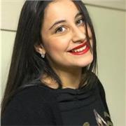 Insegnante che aiuta i ragazzi delle elementari e medie o superiori a studiare storia e psicologia anche italiano più facilmente